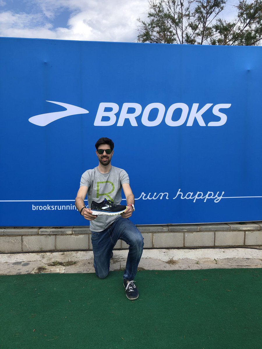 runnea_com's tweet photo. Listos👌
Con las #Glycerin17 de @BrooksRunningES en mano para disfrutar del #RunHappyTour
📍Barcelona 🤙
¿Quieres ver nuestra última VideoReview sobre este zapatillón?
📺 #RunneaTV 👉 https://t.co/ZwmAu1wLss
#Runneamos con #Brooks en su #RunHappyTourBarcelona 🤗 https://t.co/F9dESvfIsv