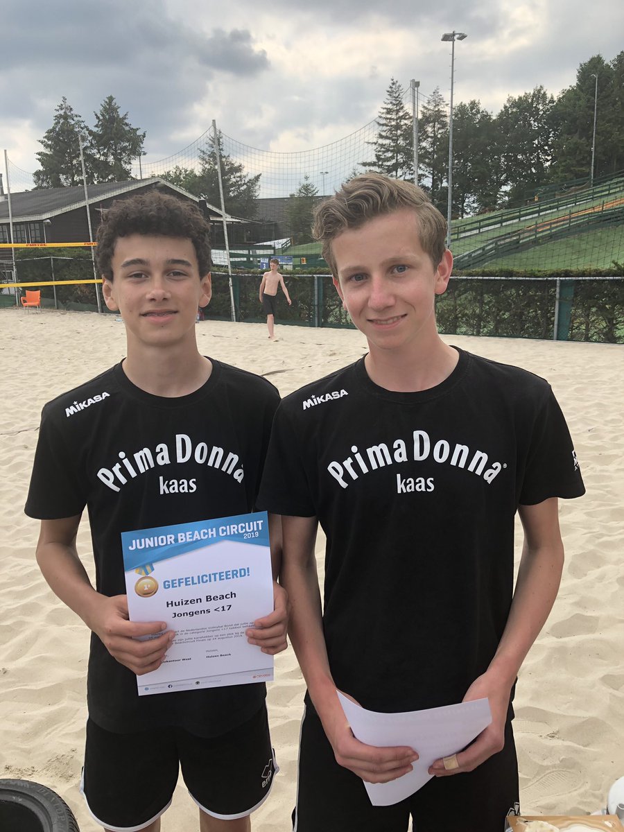 Marijn ten Barge en Wessel Timmerman winnen in het zonovergoten Huizen het Junior Beachtoernooi bij de jongens < 17, georganiseerd door PDK Huizen.