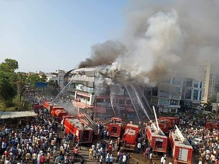 _DivaRizvi's tweet image. हजारो करोड़ की ऊंची ऊंची मूर्ति लगाओ
हजारों करोड़ के ऑफिस बनवाओ
वोट खरीदने के लिए हजारो करोड़ बहाओ
संविधान रौदने के लिए हजारो करोड़ मे आग लगाओ

अगर पैसा नही है तो मासूमो की ऑक्सिजन और इस #SuratFire जैसी घटनाओ के लिए नही है

#ElectionResults2019
#Surat
#1400YearsMartyrdomOfImamAli