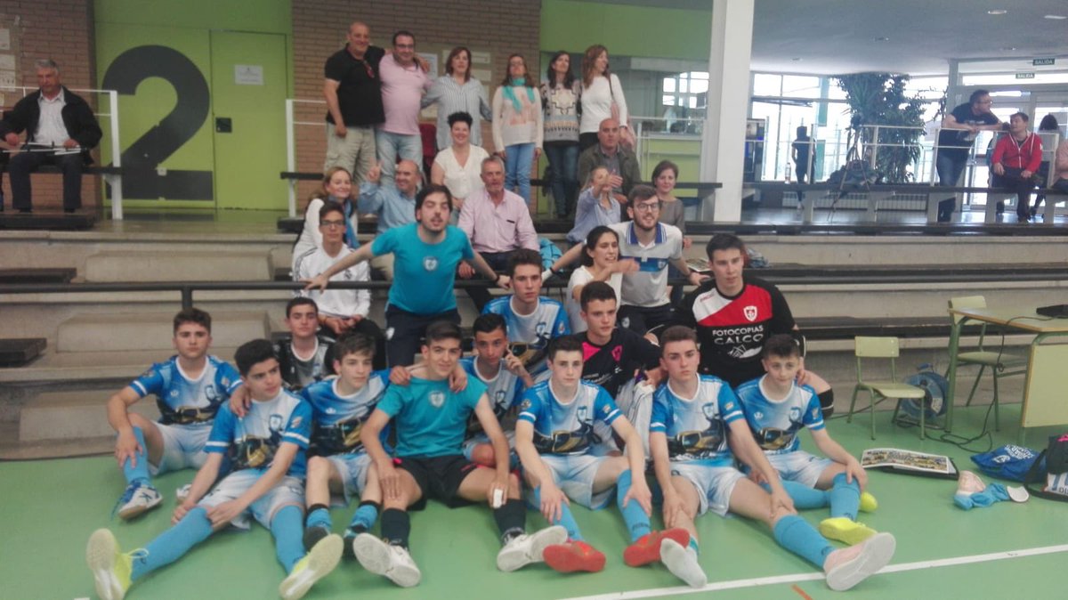 cdsalamancafs's tweet photo. Nuestro Cadete Regional AUTOCARES SANALÓN @cdsalamancafs despide la temporada cayendo por la mínima frente a @cdsancris , 3-2. Enhorabuena a los jugadores, técnicos y familiares por el esfuerzo realizado, gracias 👏👏👏 @diehg9 @paula_benito19 https://t.co/0K81bxzz02