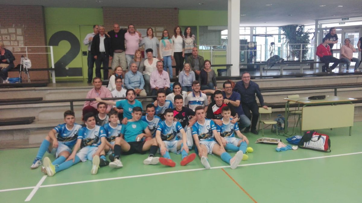 cdsalamancafs's tweet photo. Nuestro Cadete Regional AUTOCARES SANALÓN @cdsalamancafs despide la temporada cayendo por la mínima frente a @cdsancris , 3-2. Enhorabuena a los jugadores, técnicos y familiares por el esfuerzo realizado, gracias 👏👏👏 @diehg9 @paula_benito19 https://t.co/0K81bxzz02