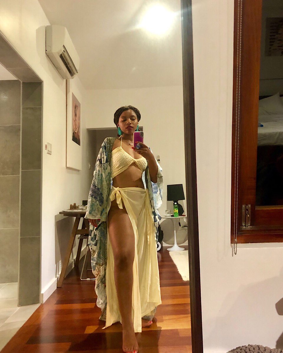 chloexhalle's tweet photo. everyone look how fly my sister is 😭😍..gm! https://t.co/y1srnm0E0n