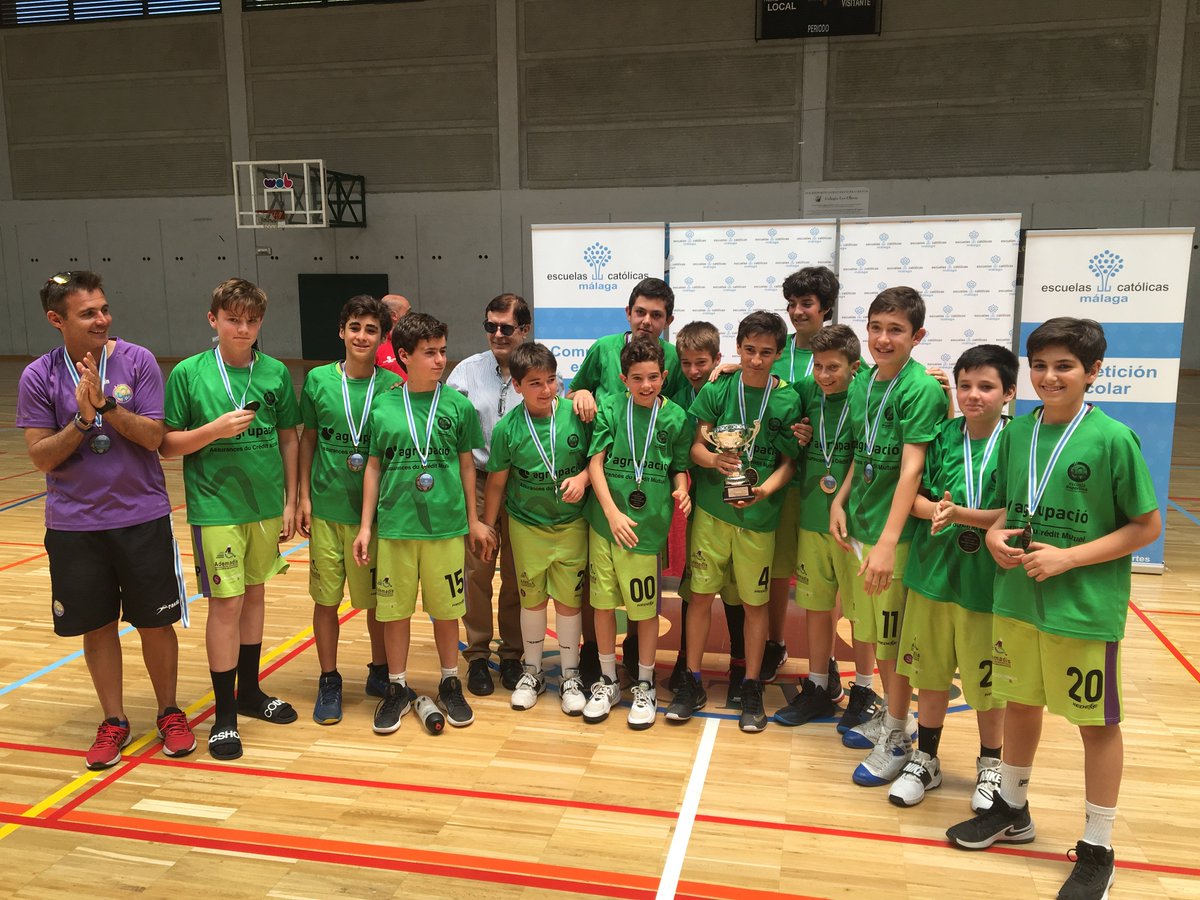 ED_FundacionSMV's tweet photo. @presentacionMLG @ecMalaga @fvictoria_es @FAB_Malaga 🏀 #BALONCESTO | ¡¡El #InfantilMasculino de Colegio diocesano La Presentación #subcampeón de #LigaFERE y clasificado para el próximo #Campeonato de #España!!
Queremos agradecer a @AgrupacioSport su apoyo una vez más.
#SomosEscuelaDeportiva @fvictoria_es https://t.co/1BRcVx6CXb