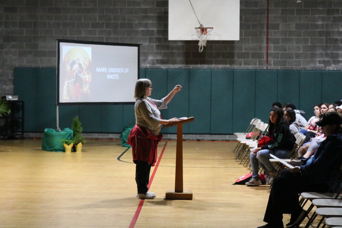 MaristYouthUSA's tweet photo. Last night, Maureen Hagan lead a night prayer about the knots in our life & we said a prayer to, Our Lady, Undoer of Knots. #MYMC19 https://t.co/A5qzIb9Gx5