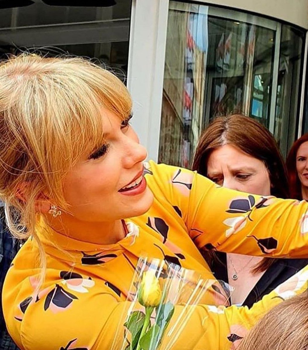 readyforwhit's tweet photo. I'M SO HAPPY SO MANY FANS GOT TO MEET TAYLOR IN PARIS TODAY 💛💛💛#tswift #taylorswiftfan #taylorswift #taylor #ts #ts7 #taylor_swift #photooftheday #swift #missswift #followme #tayloralisonswift #taylurking #ts7theories #taylorswiftney #love #Paris #taylorlurking https://t.co/WRzCIFGQ0a