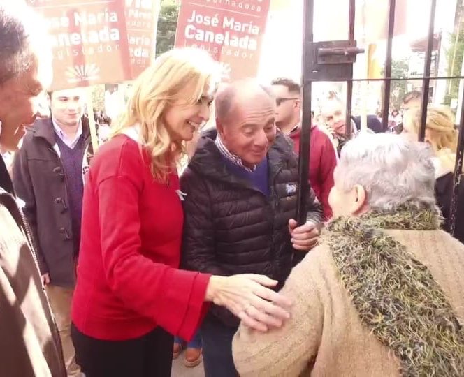 JoseMPazOk's tweet photo. Junto a @SilviaEdePerez caminamos el barrio Modelo. Hemos recibido infinitas muestras de apoyo, nos dan fuerzas para lo que queda de la campaña. https://t.co/moznPLCbzB