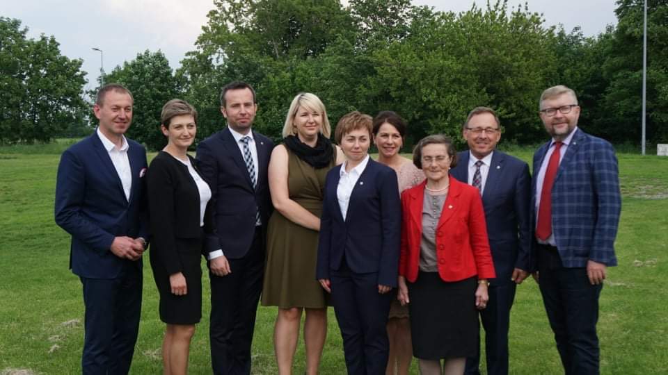NiemcywPolsce's tweet photo. Der Neue SKGD-Vorstand. Von Links: Norbert Rasch, Sylwia Kus, Rafal Bartek - Vorsitzender, Joanna Hassa, Zuzanna Donath-Kasiura, Edyta Gisman, Roza Zgorzelska, Ryszard Galla, Krzysztof Wysdak. Aut dem Bild fehlen: Kryspin Cieplik und Roman Kolek. https://t.co/C0VVUPycjL