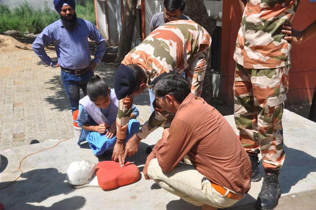 ITBP_official's tweet photo. Workshop on rescue techniques at Govt Senior Secondary School Ramgarh Haryana by NITSRDR ITBP Panchkula. 500 children & teachers witnessed demonstrations on
1 Earthquake safety drill
2 Fire safety drill
3 Initial assessment of victim
4 CPR
5 FBAO Management
6 Fire Extinguishers https://t.co/JyCzV70b3K