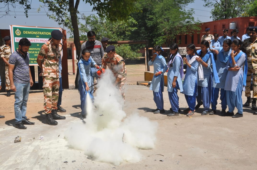 ITBP_official's tweet photo. Workshop on rescue techniques at Govt Senior Secondary School Ramgarh Haryana by NITSRDR ITBP Panchkula. 500 children & teachers witnessed demonstrations on
1 Earthquake safety drill
2 Fire safety drill
3 Initial assessment of victim
4 CPR
5 FBAO Management
6 Fire Extinguishers https://t.co/JyCzV70b3K