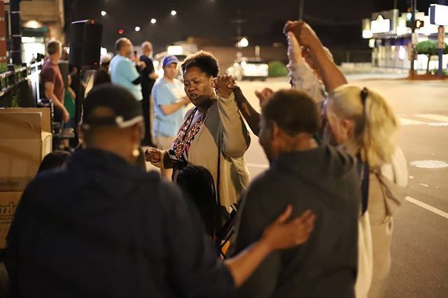 The Roseland Peace Campaign started again last night, a coalition of churches hosting prayer and peace corners every Friday night through the summer.
#PeaceCampaign #HandsAcrossChicago bit.ly/2WnbOlb