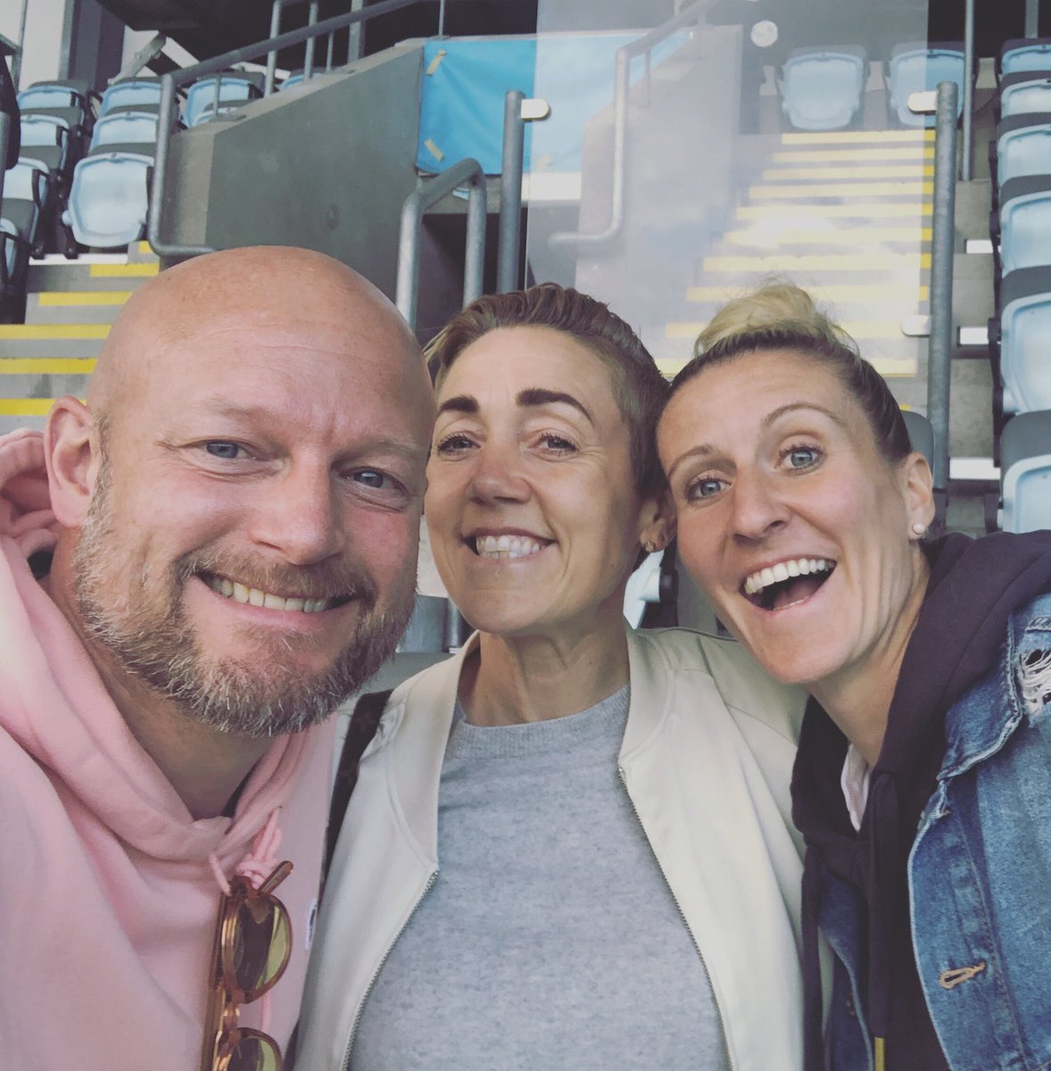 Fünf null super crew mit <a href="/mittag31/">Anja Mittag</a> und <a href="/sjogran/">Therese Sjögran</a> 🤩💙