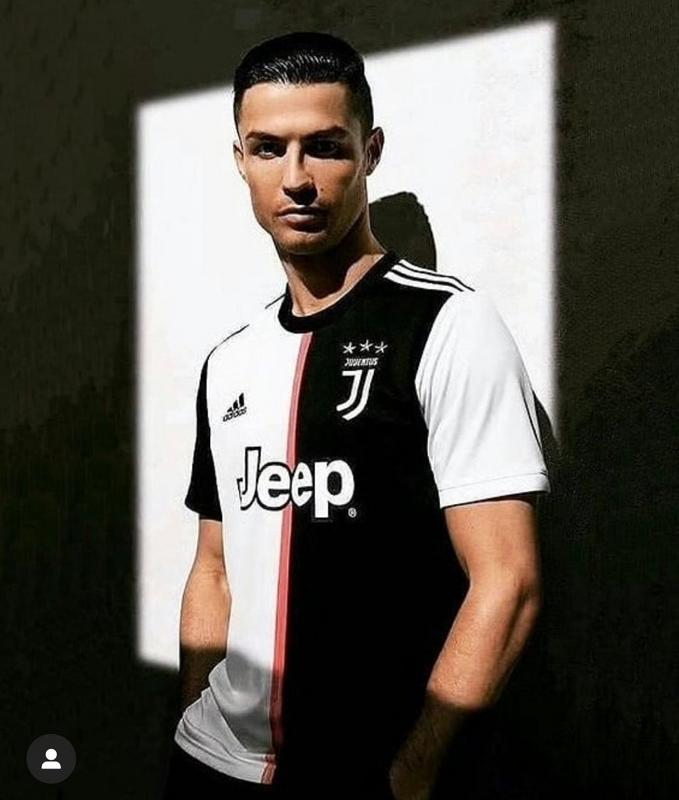 jerzy_frenz's tweet photo. Dengar cerita ramai peminat Juventus marah bila jersi baru dah takde belang hitam putih tradisi. Apa kata anda? https://t.co/9pU5D82ZHy