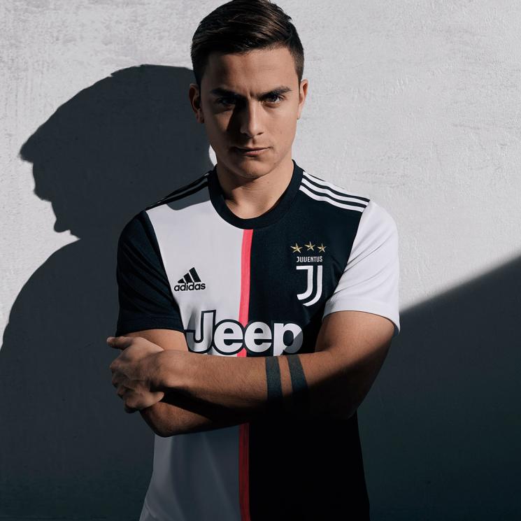 jerzy_frenz's tweet photo. Dengar cerita ramai peminat Juventus marah bila jersi baru dah takde belang hitam putih tradisi. Apa kata anda? https://t.co/9pU5D82ZHy