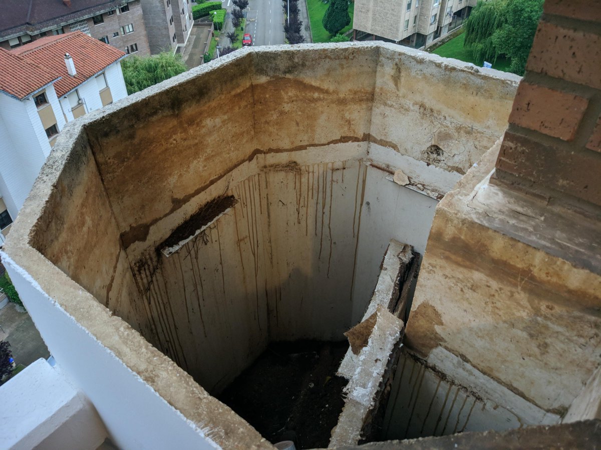 soknet's tweet photo. Os presento el macetero de mi balcón. En verano del año pasado se desfondó, y llevo desde entonces pegándome con la comunidad para que lo reparen, y con las palomas para que no aniden. https://t.co/woY2W3bF7a