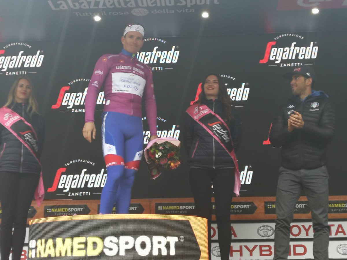vdaufficiale's tweet photo. Il Presidente della Regione, l'Assessore al Turismo, Federico Pellegrino e @franci_defa premiano il vincitore di tappa e i portatori delle maglie del @giroditalia della 14a tappa Saint-Vincent-Courmayeur https://t.co/PRPoA274V3