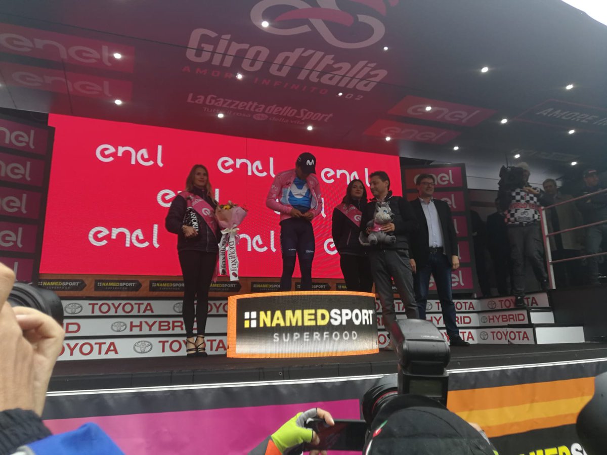 Il Presidente della Regione, l'Assessore al Turismo, Federico Pellegrino e <a href="/franci_defa/">Francesco De Fabiani</a> premiano il vincitore di tappa e i portatori delle maglie del <a href="/giroditalia/">Giro d'Italia</a> della 14a tappa Saint-Vincent-Courmayeur