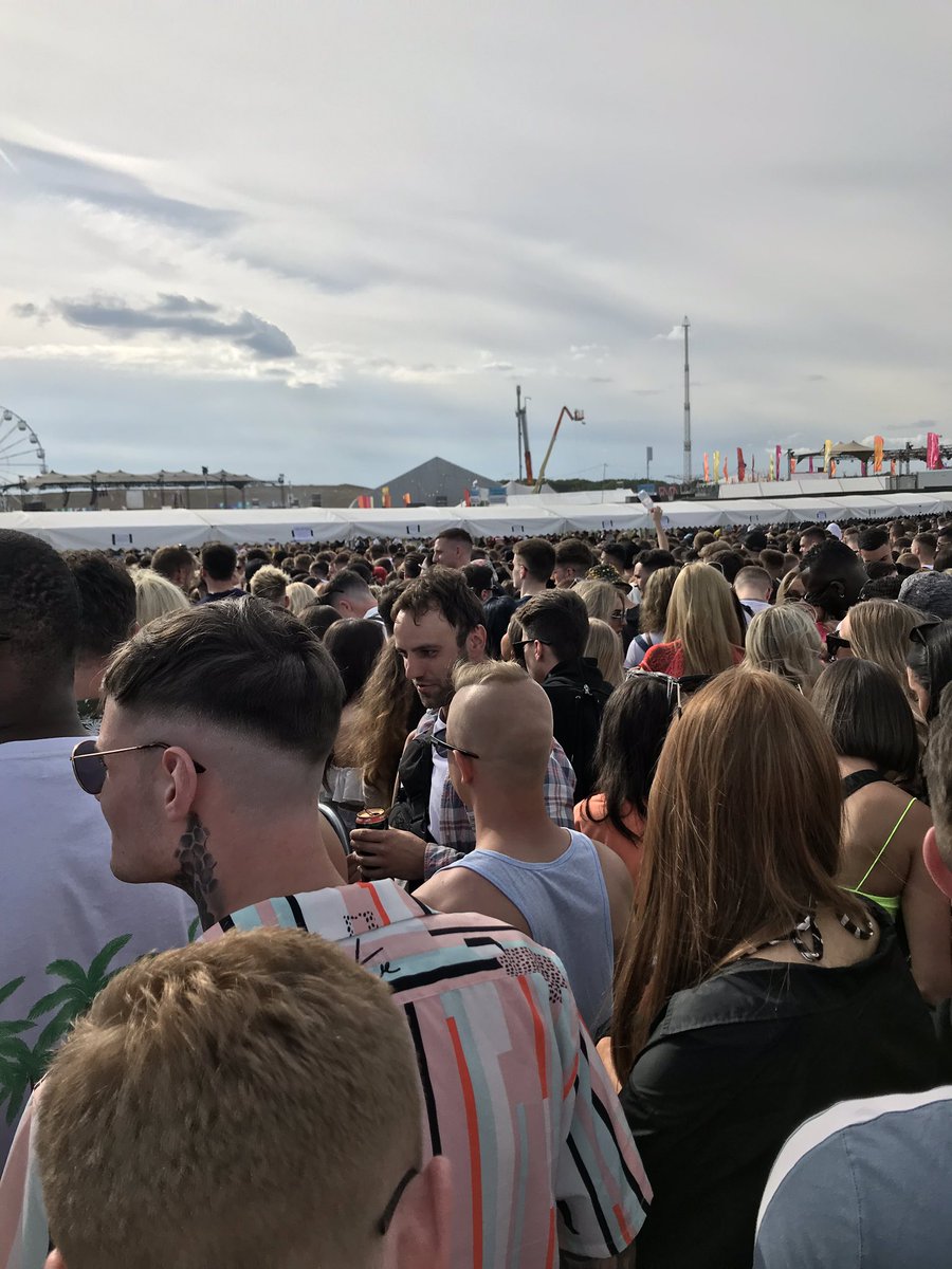 JakeQueen94's tweet photo. Hour and a half in the queue still no where near in @wearefstvl https://t.co/Zj2ktKMvuJ