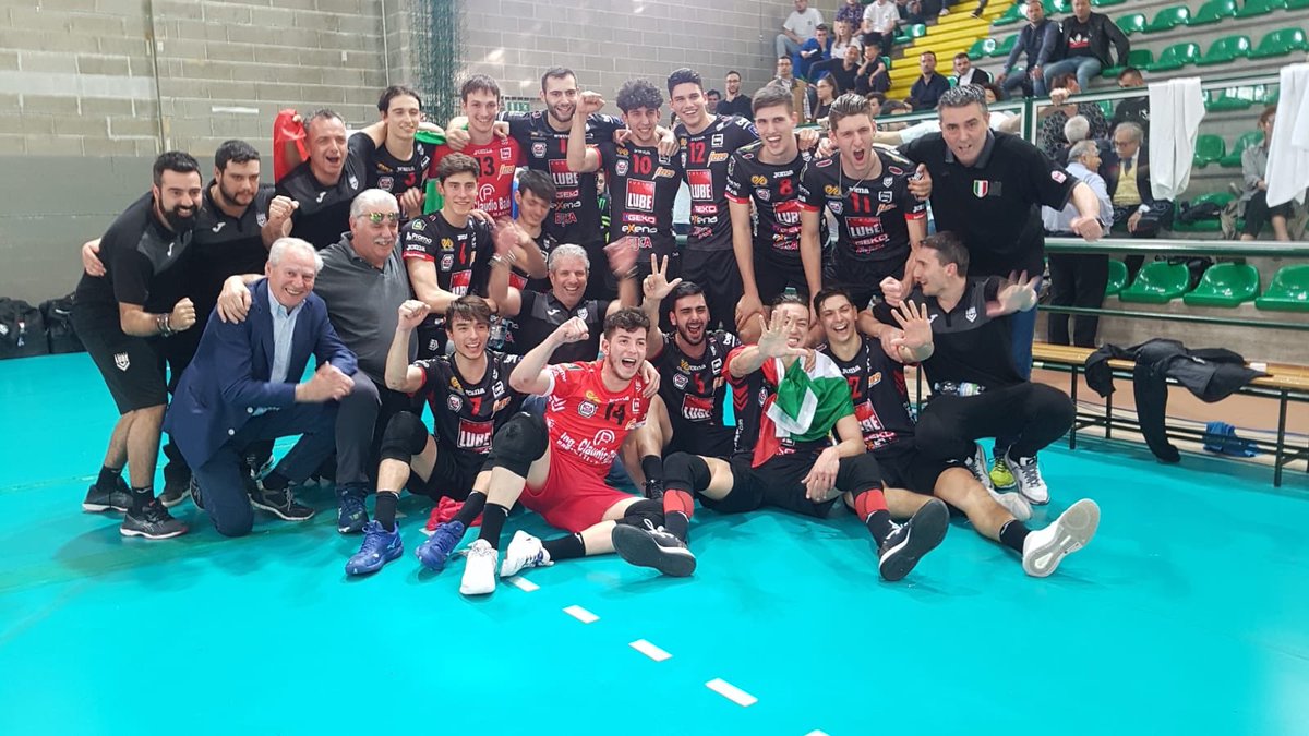 VolleyLube's tweet photo. 🔥 SIAMO ANCORA CAMPIONI D’ITALIA‼️
💪🏻 I giovani biancorossi Under 20 conquistano lo scudetto della #DelMonteJunior
👏🏻 Bravi Ragazzi!!!
.
#noisiamolube #finoallultimopunto #convoi #lubevolley #civitanovamarche #volleyball #campioniditalia https://t.co/im3KOhZaPD