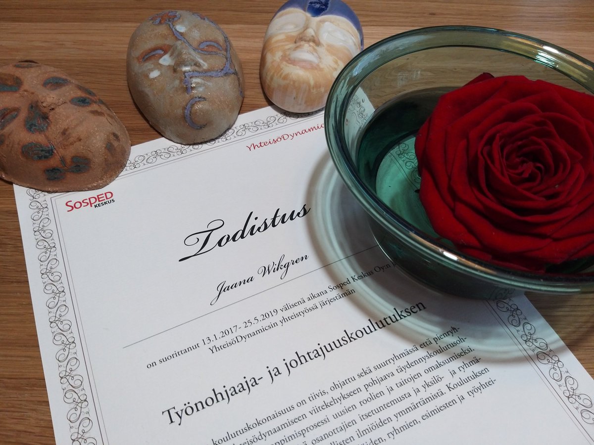 JaanaWi's tweet photo. Kaksi ja puoli vuotta työnohjaajaopintoja onnellisesti takana ja yhteisödynamiikka (ainakin terminä) hallussa! #työnohjaus #tyjo #sosped https://t.co/cNdqTG53KQ