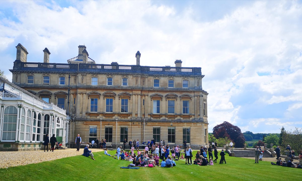 Rendcombjuniors's tweet photo. A sunny al fresco lunch on the terraces for pupils, parents & staff on Founder's Day @RendcombCollege. #SpecialDay #Cotswolds #StunningSetting https://t.co/a6oa2wZLYp