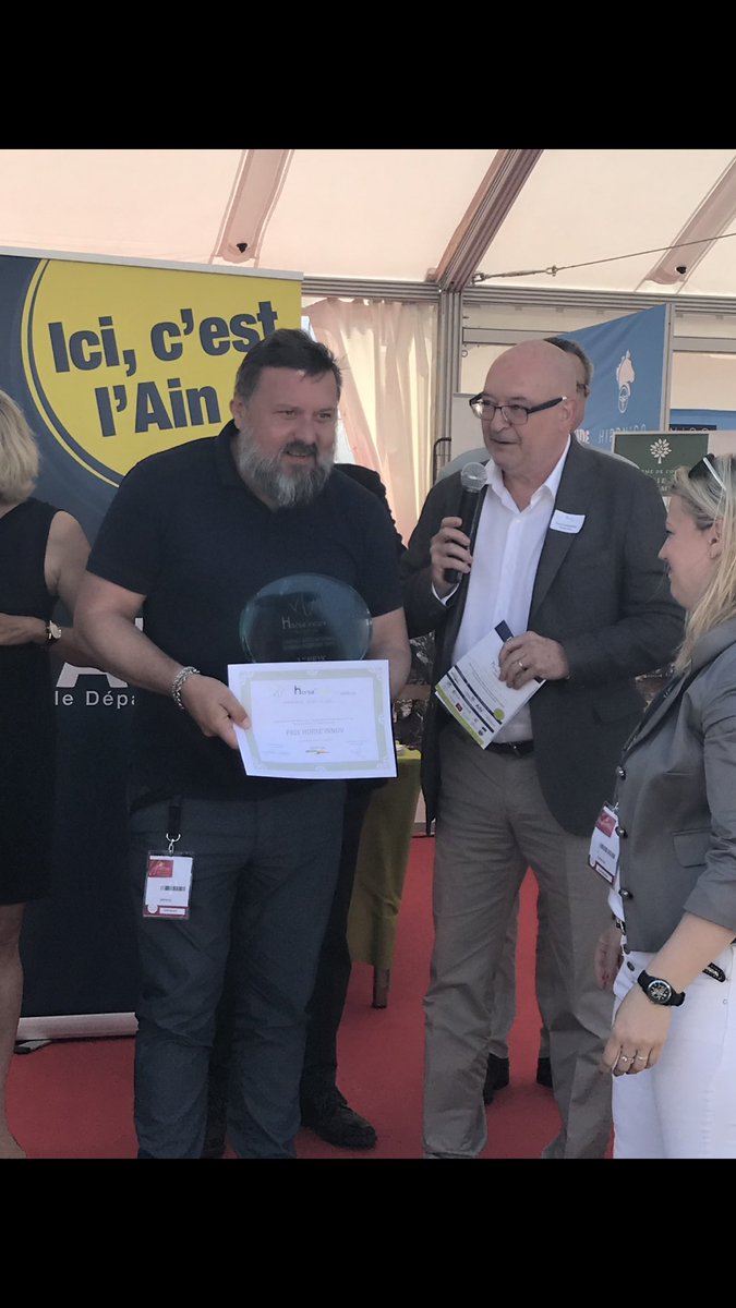 simone_korn's tweet photo. @ca_centrest a la joie d être partenaire du @JumpingBourg. @ClbourgJm et @DESAMAISPascal remettent le prix de l innovation à @HippnGo 👏 https://t.co/UGwO1Oamu6