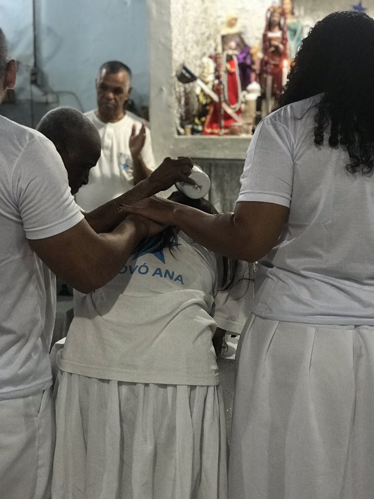 lhvctr_'s tweet photo. “a Umbanda é paz e amor.” 
Melhor dia da minha vida ao lado das melhores pessoas, obrigada por m proporcionarem e estarem comigo nesse momento incrível e importantíssimo que foi p mim!!!!!!💙🕊 #Batizei 💙 https://t.co/ij2806isAq