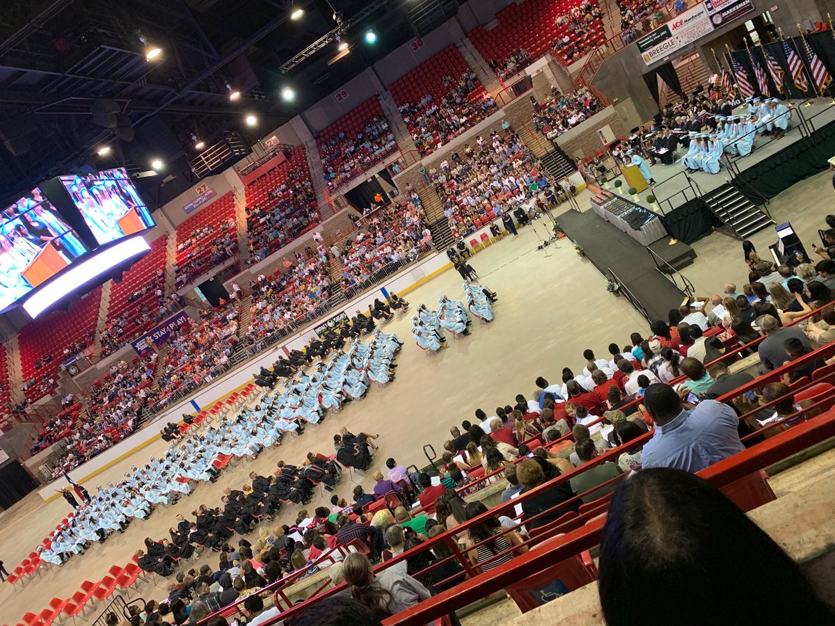 ggallenberger's tweet photo. Congratulations Hirschi High School Class of 2019!!!! So proud of yโall!!! #iamwfisd #huskieproud #thesearesomegreatkids #proudtoknowthem #IBlooksgoodonyou https://t.co/8lRKJ6TvU9