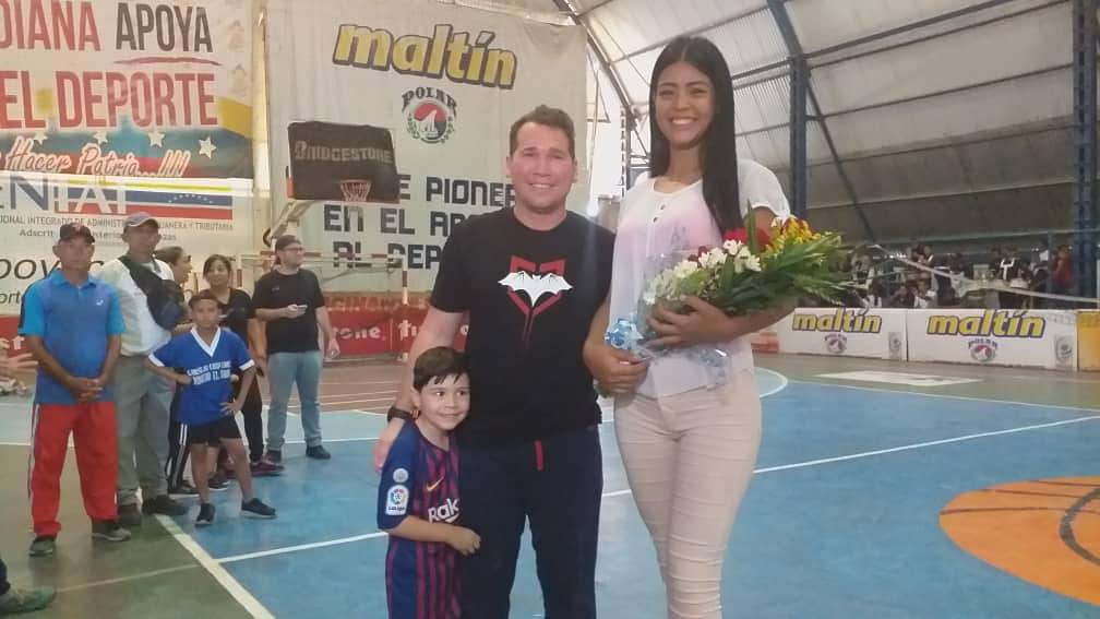 AleMarvez10's tweet image. Tras una reñida competencia de pasarela, fue Jormelys López quien se alzó como la madrina de la Copa Día del Trabajador "Valencia Te Quiero". #Valencia #Carabobo #DíaDelTrabajador #CopaDíaDelTrabajador #Madrina #Competencia #Pasarela #UnaSolaValencia #25May