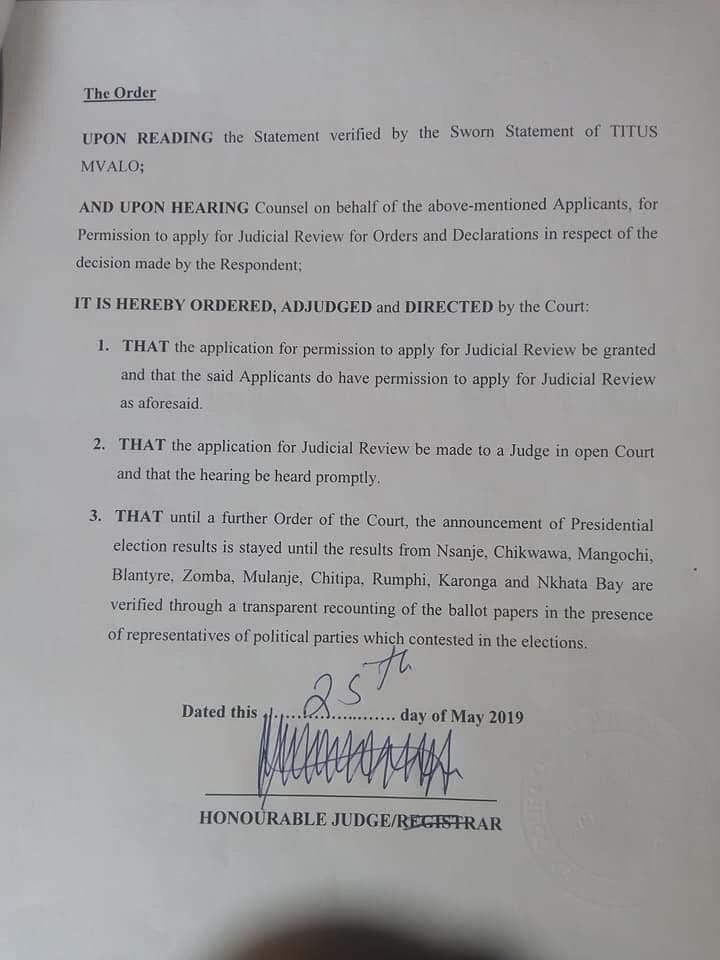zittokabwe's tweet photo. Nchi kama Malawi Ina taasisi imara za Demokrasia sisi tunabishania makada wa CCM kuwa wasimamizi wa Uchaguzi. Jaji wa Mahakama Malawi ameamuru matokeo ya uchaguzi yasiendelee kutangazwa mpaka matokeo ya wilaya kadhaa yaliyochakachuliwa na Chama tawala yahesabiwe upya kwa uwazi https://t.co/iDP4FHkju7