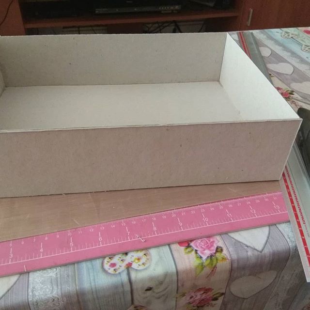 AlmudeRota's tweet photo. Y ya está la base de la caja montada. Ahora a dejar que se pegue todo bien #scrapeandounrato #findecreativo #cartonajecreativo #hechoamano #celebraciones #comuniones #handmade #cajaspersonalizadas #handmade #scrapbooking https://t.co/emBYoqWc4C https://t.co/dqHWIdX0Dw