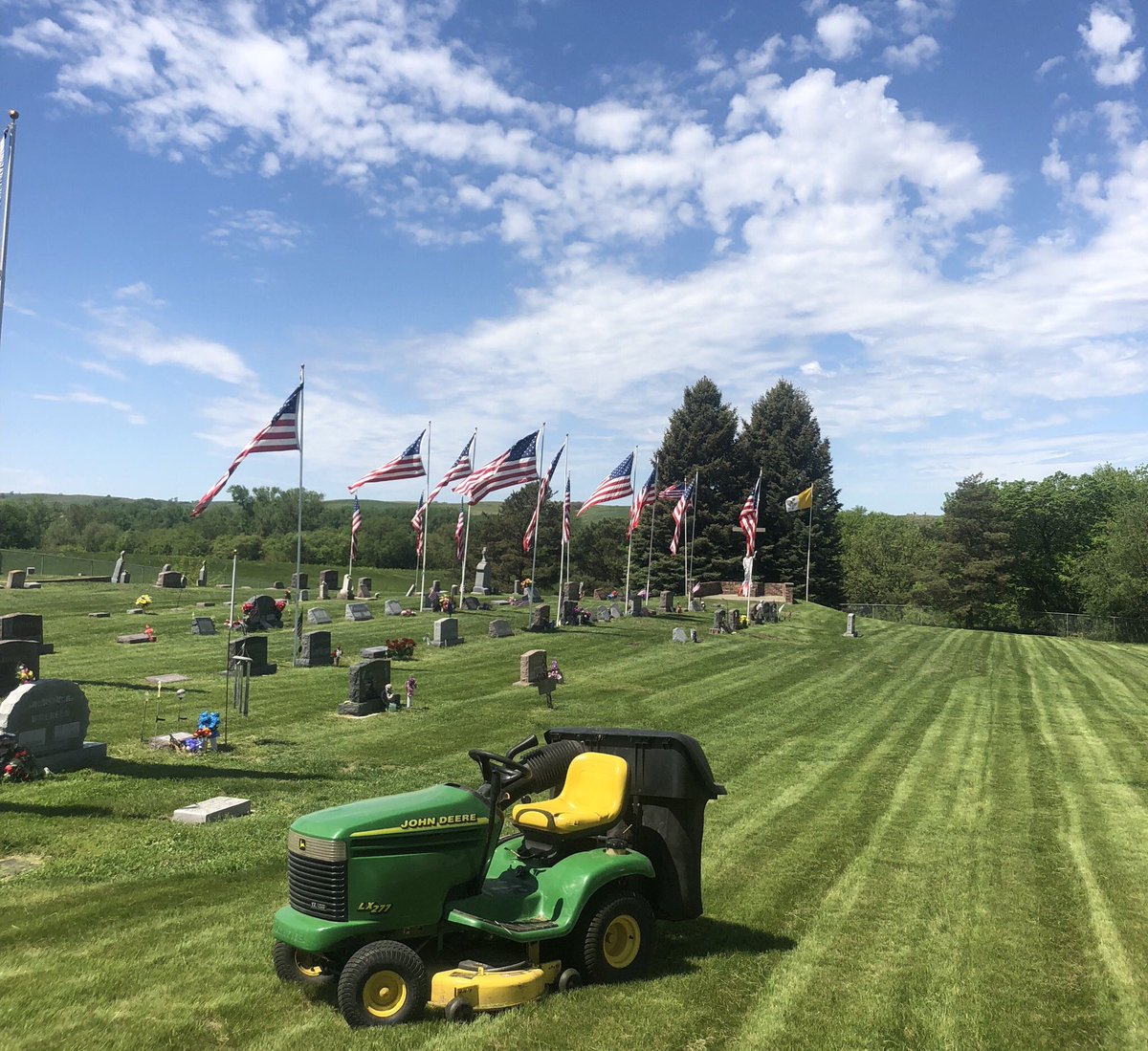 nutvhusker's tweet photo. To all the brave men and women that have served this great country, your service will never go unrecognized 🇺🇸#USA @JohnDeere https://t.co/VsO5u9JTzR