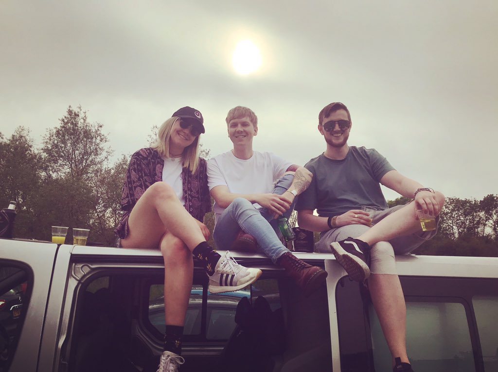 PLAYING 3 LOVE FEST TONIGHT AT 8:30 CANT WAIT TO HAVE A BOOGIE 🌸 xoxox