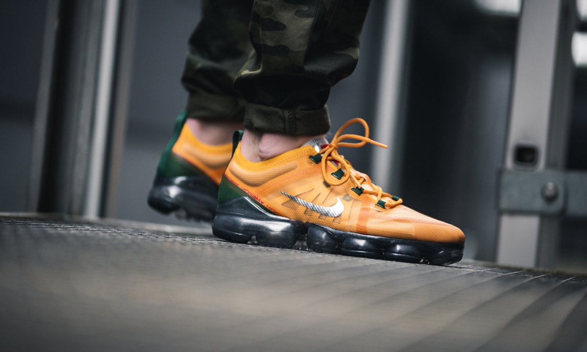 nike vapormax canyon gold