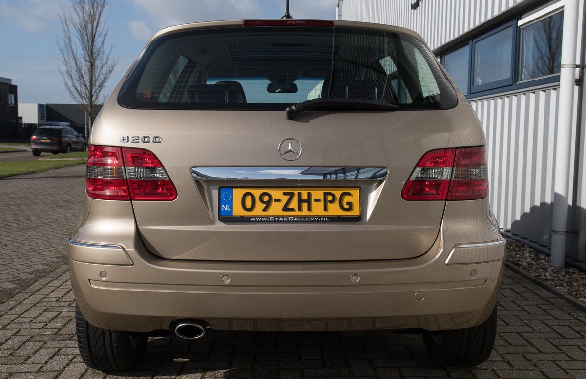 thestargallery's tweet photo. Ook de zo goed als nieuwe #Mercedes B200 Automaat met slechts 27909km hebben we vandaag uitgezwaaid! #afgeleverd #W245 #automaat #goudenkoets #compleet #alsnieuw #lekkerkleurtje #Hollandscheautomobiel #dealeronderhouden #weinigkilometers Voor meer info: https://t.co/DOdN6oqqqs https://t.co/Is5RsKupt7