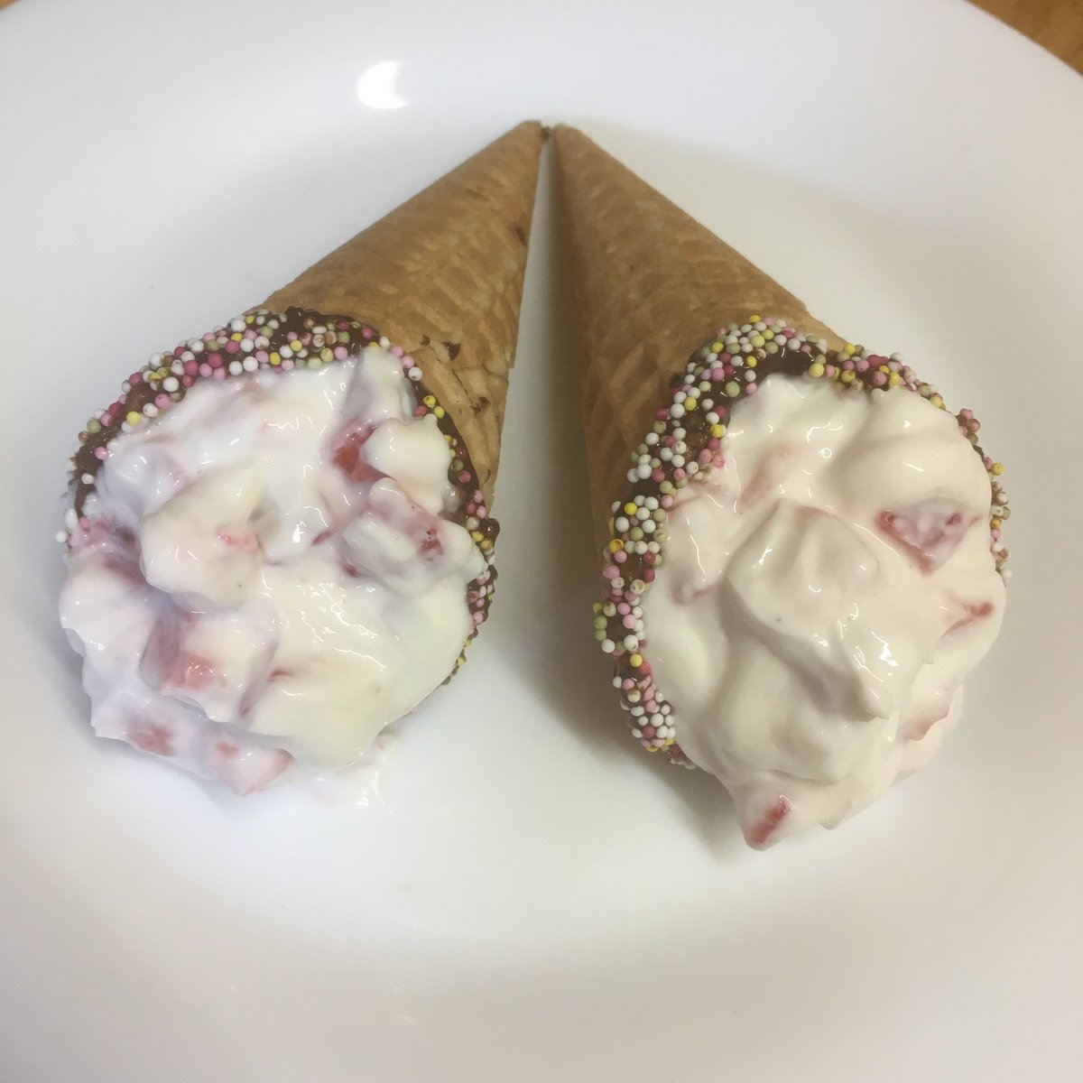 MariaLeveridge's tweet image. Recipe development for #CookAndEatExeter its a dirty job (literally as I dropped a full bowl of melted chocolate all over my kitchen 😭) but someone has to do it! #T1D #FunKitchen  #SomethingNew 🍓🍓🍓🍓🍓🍓🍓🍓🍓