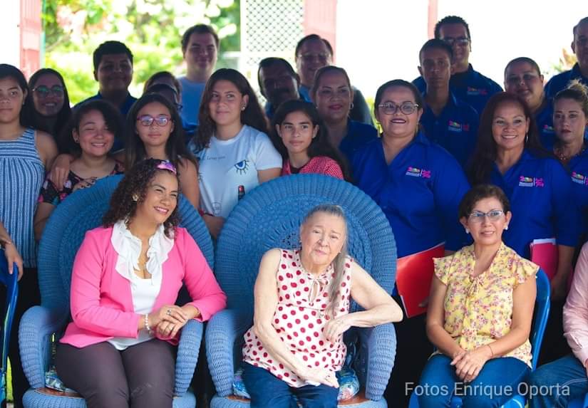 Somos2V's tweet photo. #SandinoSiempre
La mañana de este sábado, La Alcaldesa  Reyna Rueda, trabajadores de la Alcaldía de Managua y Juventud Sandinista llegaron a la casa de Blanca Segovia para cantar las mañanitas y hacer entrega de ramos de rosa pasteles como muestra de ese amor 
#PLOMO19 #SMANic21 https://t.co/D58lcZnovq