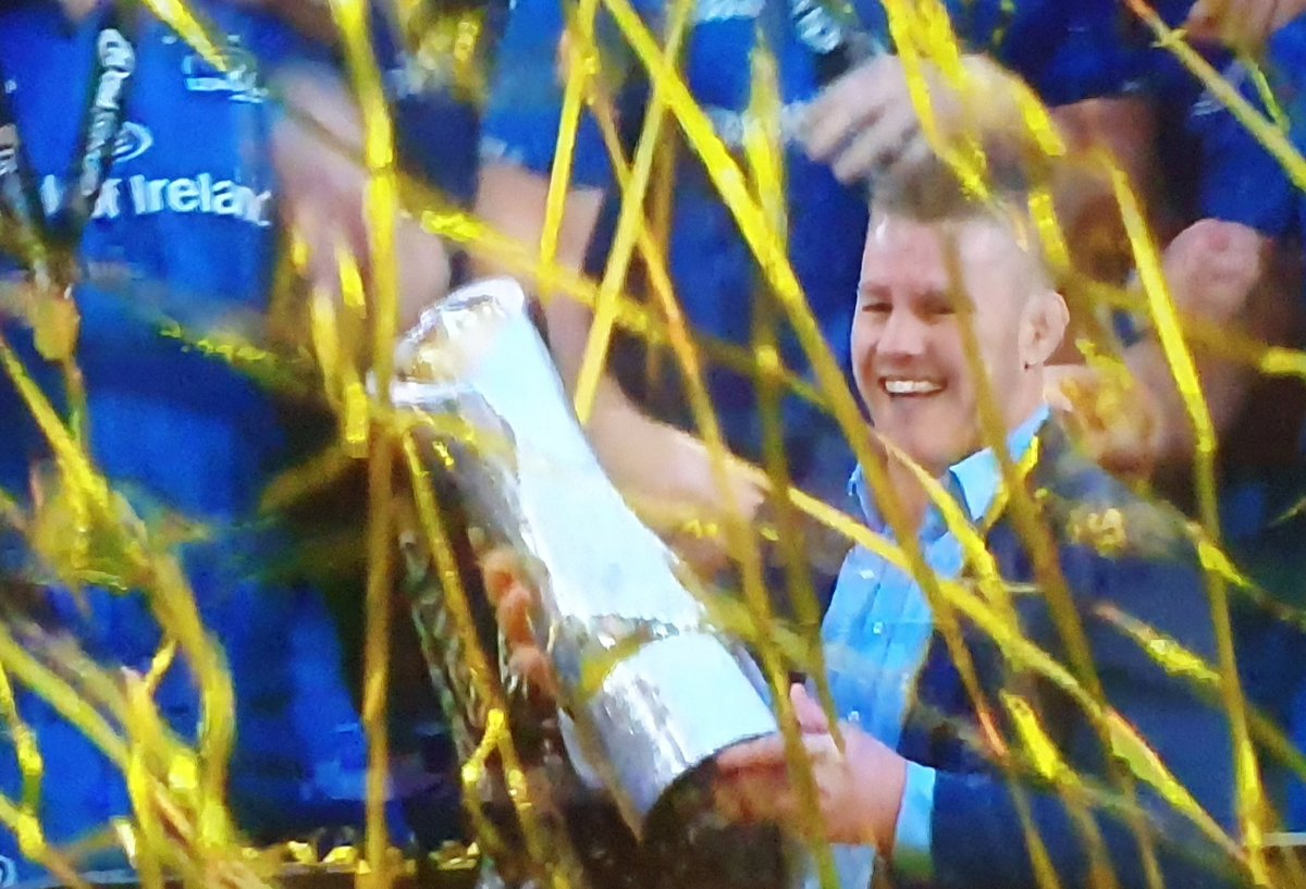 Paullyie's tweet photo. What a tribute to let Seanie lift the trophy #GLAvLEI #LEIvGLA #GuinnessPro14 need to get these tags trending @leinsterrugby @OLSCRugby @SeanOBrien1987
#ThankTheTank #ThankYouSeanie https://t.co/5ECB9mZLqe