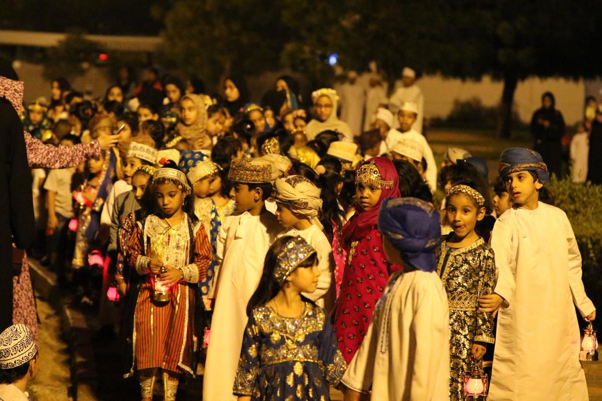 عباقرتنا وهم يرددون التيمينة وقد تزينوا باللبس العماني ، وشاركهم الكثير من الأطفال بحديقة نخل العامة.
#مركز_العيسري 
#نخل_ووادي_المعاول