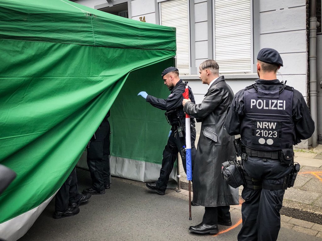 ER_Bayern's tweet photo. Der „Führer“ hatte seinen Bunker, bei seinem niederländischen Look alike reicht es nur zum Pavillon. 😉#DO2505 #nonazisdo https://t.co/1ue6iXYkCs
