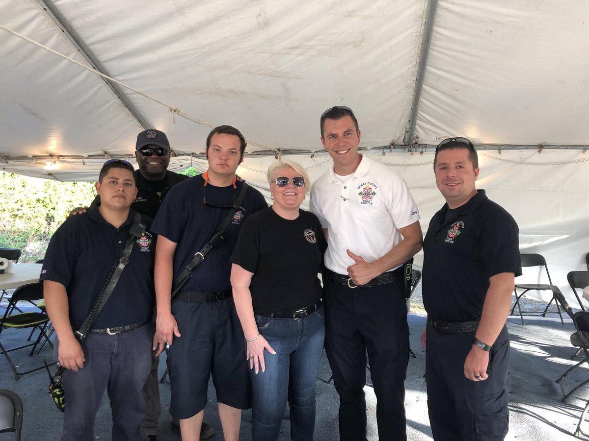 hcfirerescue's tweet photo. Last day of #NationalEMSWeek2019! Check this meet-up of #TeamHorry teams, with some of our #HCFREMS best!
We have ff/paramedic Cesar Neal Diaz, @horrycountypd Chief Hill, ff/EMT Nick Nye, @HorryCounty911 Dir. Renee Hardwick, #HCFR Chief Chris Nash and ff/paramedic Parker Shaw. https://t.co/oYfWgSDcbS