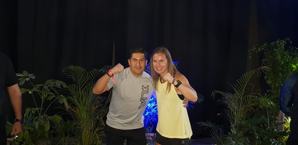 Cureoso's tweet photo. Porque no todo es estresarse ir conciertos, desvelarse y echar chela, también hay que chingarle y cuidarse, hoy toca Body Combat con la mera mera Rachael Newsham💪🏽👊🏼 #PoweradeReach #BodyComabt https://t.co/GzLzW3Ut6X
