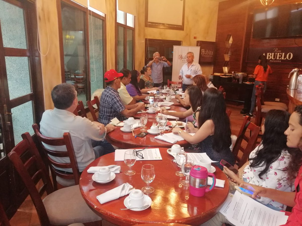 Despiertainfor1's tweet photo. Periodistas, comentaristas y grupos ambientalistas se suman a la Campaña #ReforestaAzueroYa  participan de conversatorio previo a la siembra masiva de plantones 14 y 15 de junio en la Región de Azuero que coordina el programa @despiertainformado por la emisora 88.7FM. @jmorales05 https://t.co/kiJygR3Cgi