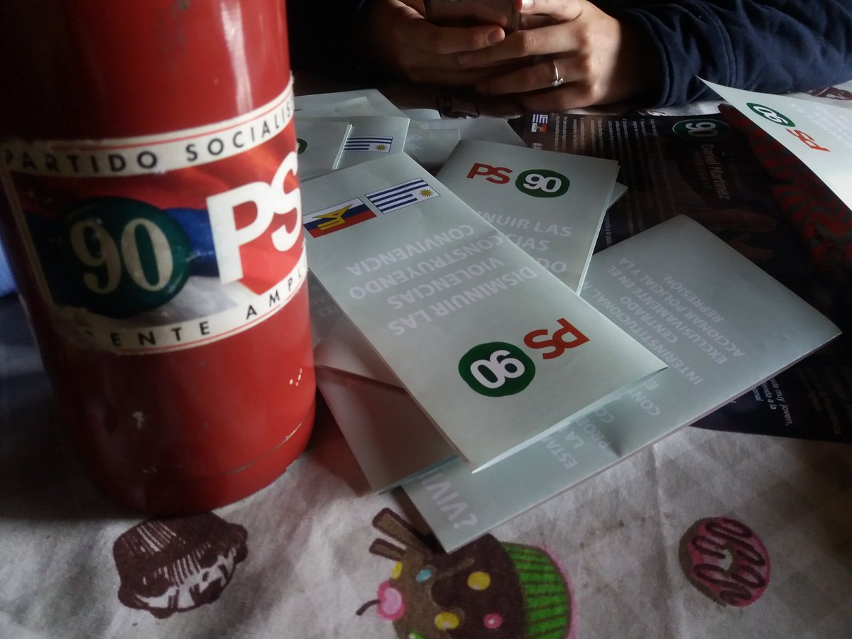 BrigadaVaca's tweet photo. Las vaquitas doblamos folletos para salir hoy 
#ElNuevoImpulso 
@elnuevoimpulso
@Dmartinez_uy presidente https://t.co/9p5eA4hM1e