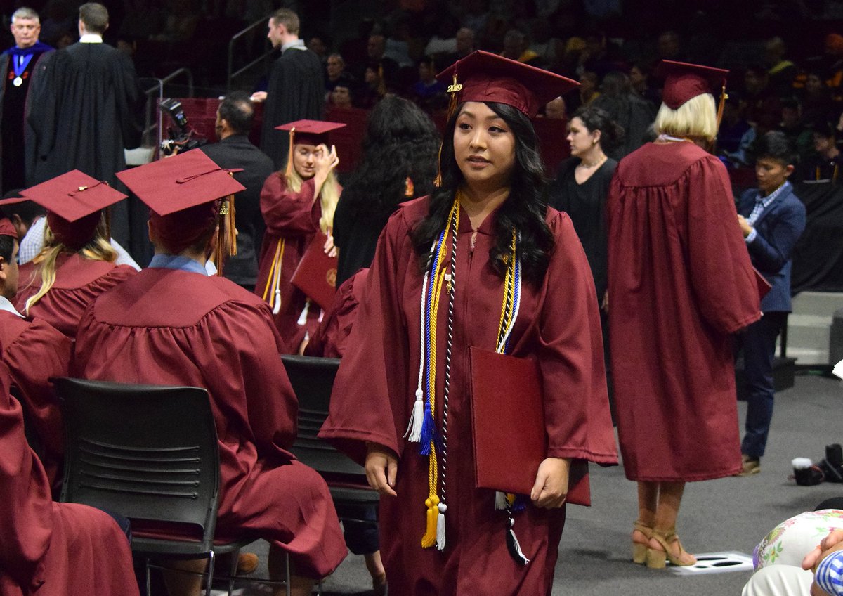 eloncomm's tweet photo. A #ElonComm-centric album from Friday’s diploma ceremony in Schar Center.🎓 #Elon19 PHOTOS: https://t.co/tjz1anNZZF https://t.co/mNN09PfY4t