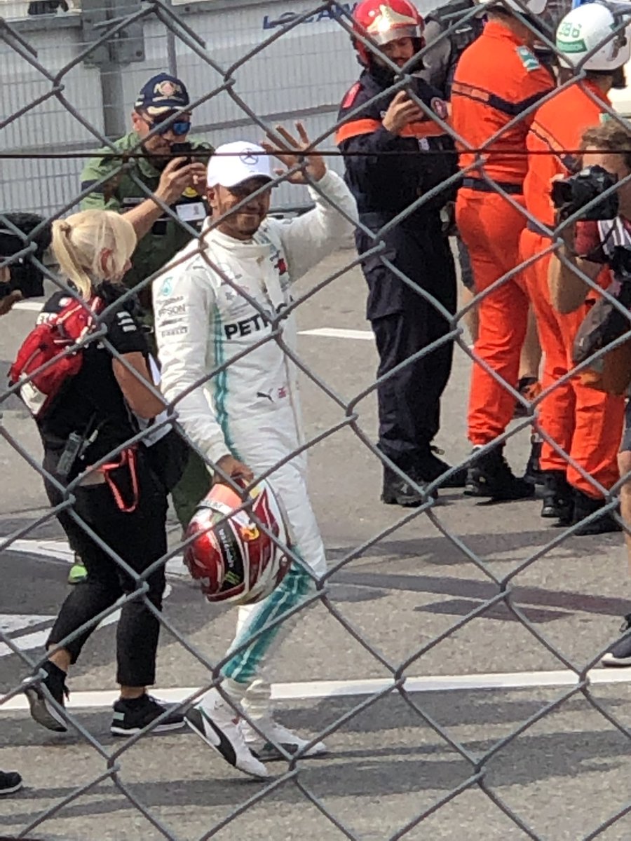 clemini1's tweet photo. Quelle chance d’avoir assister aux qualifications du #GPFormula1 ! Bravo #lewishamilton pour le #pole &amp; merci pour cet état d’esprit vis à vis de ton public 👍🏼 https://t.co/K4bECYfLpg