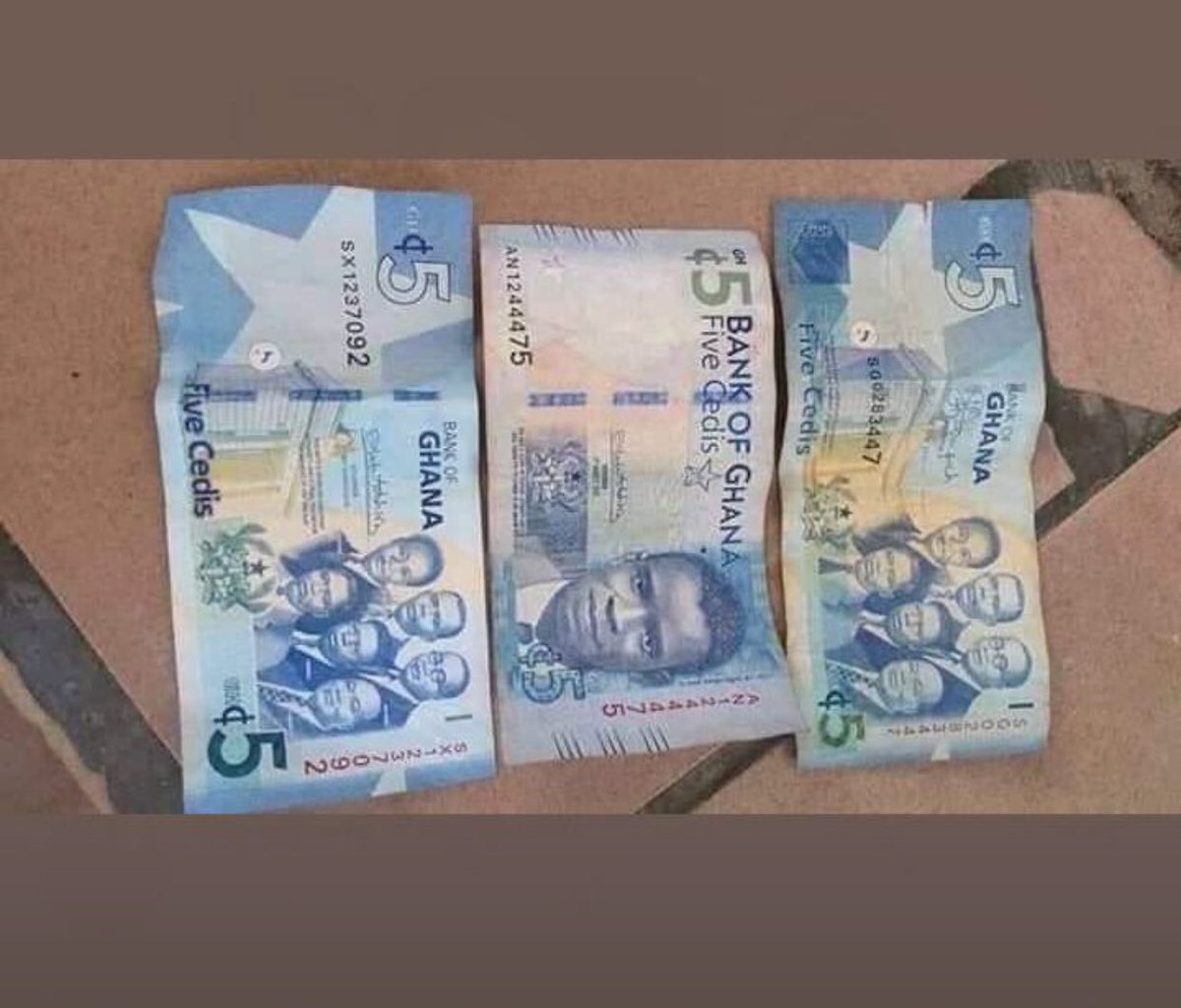 ObedAshong's tweet photo. One country, 3 different notes same value.  Are we serious in this country ? 
@kwadwosheldon https://t.co/Zl22KJjsJV