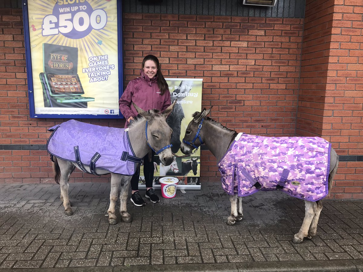 Jenny, Toby and Millie are braving the rain to be at Buzz Bingo in Castleford tonight to celebrate their one year anniversary! 

Pop down and see us if you can 😁