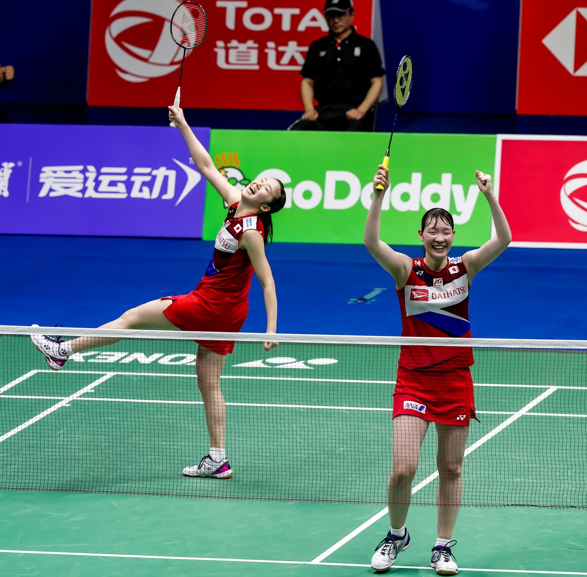 Team Japan dismantles Indonesia to  advance to the finals of the #TOTALBWFSC2019!

Read full tie details at bit.ly/2HUY6Ne

#TeamYonex #YonexBadminton

📸: Badminton Photo