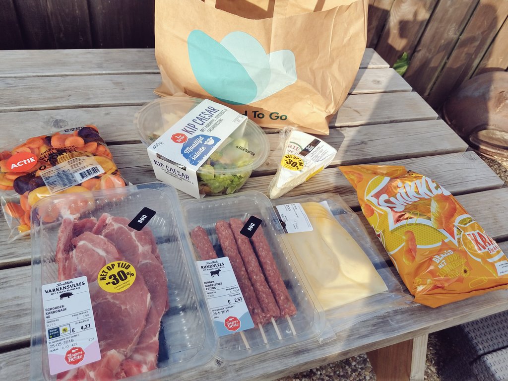 DigiMamaNL's tweet photo. De eerste keer @TooGoodToGo_NL uitgeprobeerd. Dit alles voor 4,95 bij de DekaMarkt mogen halen. #TooGoodToGo #stopverspilling https://t.co/FWXVlFMHPT