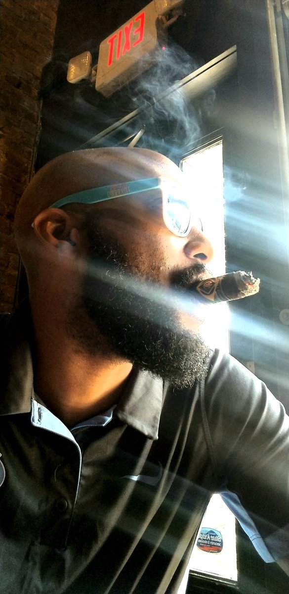 Fun4life9's tweet photo. A little taste Brazilia CAO @caocigars #cigar #cigaraficionado #cigartalk #thinkcigar #herficionado #cigarlifestyle #cigarsdaily #cigarporn #pssita #cigarworld #cigarmodel #cigardojonation #cigarroad #cigarcollector #cigarmenofinstagram #cigarman #cigarmafia #cigarking #caocigars https://t.co/631AtT3usE